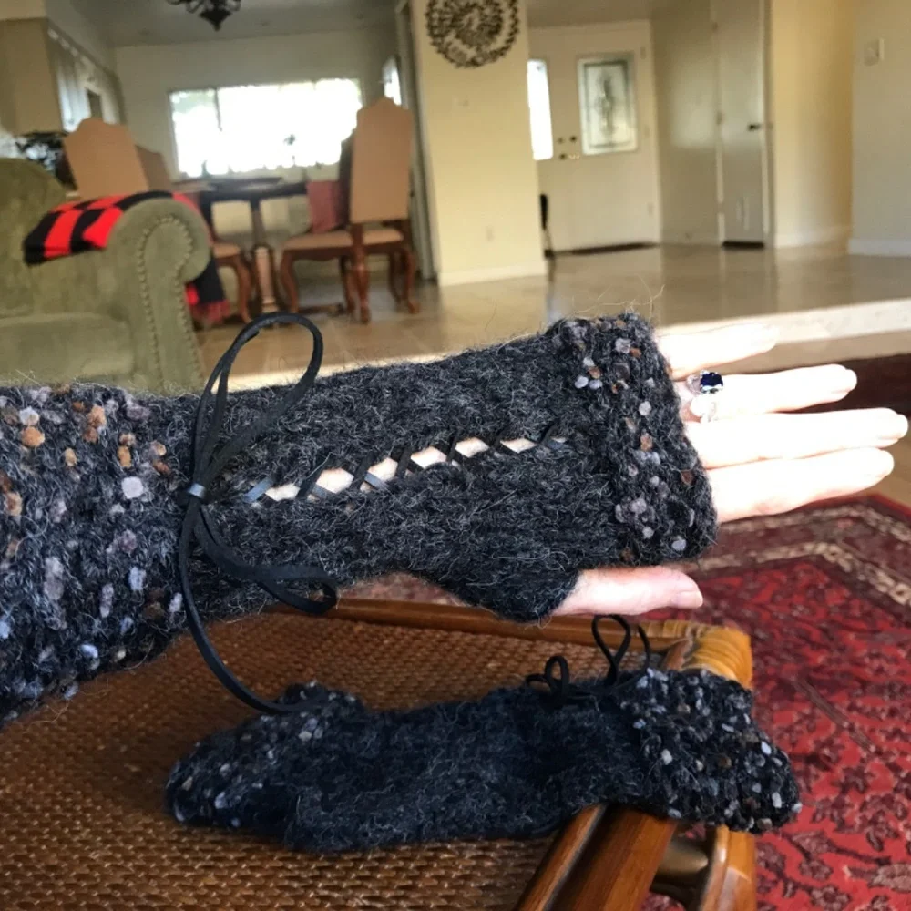 🎉H-P🎉Artisan Suede Ribbon Corset Style Charcoal Fingerless Gloves Goth Victor…